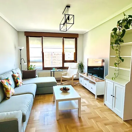 Appartamento El Pisin De Goya: Piso Luminoso Con Garaje A Pie Del Centro De Oviedo. *