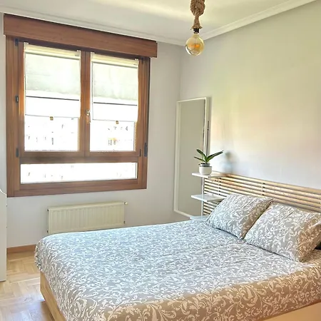 公寓 El Pisin De Goya: Piso Luminoso Con Garaje A Pie Del Centro De Oviedo. 奥维耶多