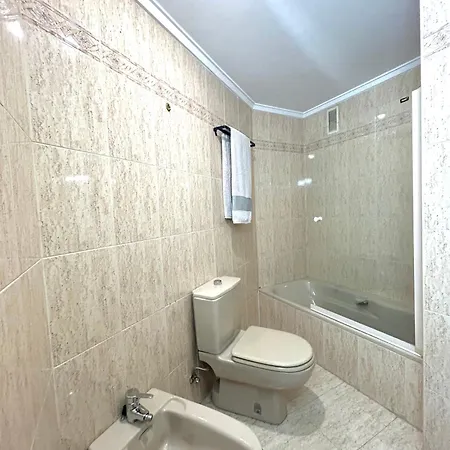 公寓 El Pisin De Goya: Piso Luminoso Con Garaje A Pie Del Centro De Oviedo. 奥维耶多