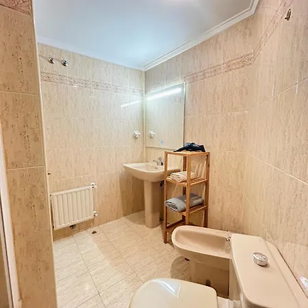 Apartamento El Pisín De Goya: Piso Luminoso Con Garaje A Pie Del Centro De Oviedo.