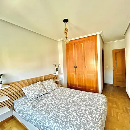 公寓 El Pisin De Goya: Piso Luminoso Con Garaje A Pie Del Centro De Oviedo.