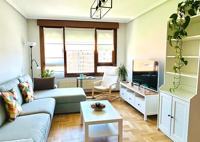 Apartamento El Pisín De Goya: Piso Luminoso Con Garaje A Pie Del Centro De Oviedo. *