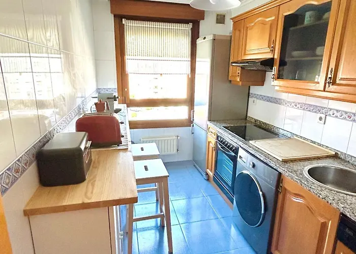 Apartamento El Pisín De Goya: Piso Luminoso Con Garaje A Pie Del Centro De Oviedo. *