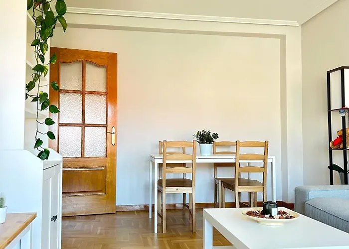 El Pisín De Goya: Piso Luminoso Con Garaje A Pie Del Centro De Oviedo. Oviedo