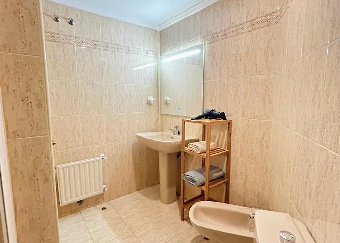 Apartamento El Pisín De Goya: Piso Luminoso Con Garaje A Pie Del Centro De Oviedo.